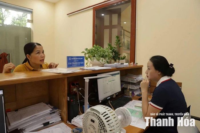 Người dân đến giao dịch tại BHXH cơ sở Bá Thước.