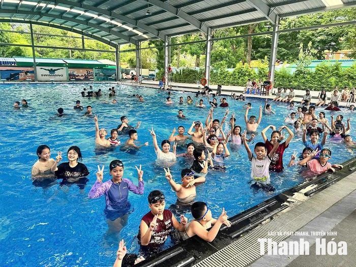 Lớp dạy bơi tại Trung tâm Thanh Thiếu nhi và Cộng đồng tỉnh Thanh Hóa.
