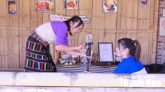 Chủ thể sản xuất sản phẩm OCOP livestream bán hàng trên nền tảng số.