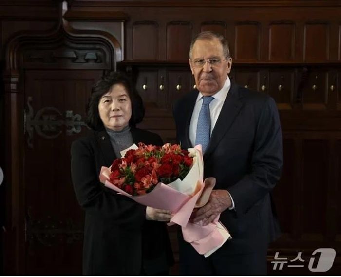 Ngoại trưởng Nga Sergei Lavrov đón Ngoại trưởng Triều Tiên Choe Son Hui (trái) trong chuyến thăm chính thức Nga, ngày 20/7/2027. Ảnh: News1.