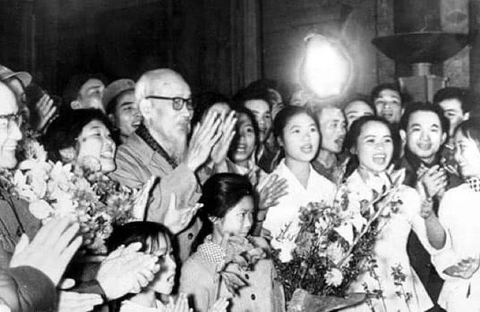 Bác Hồ với học sinh, sinh viên. Ảnh tư liệu