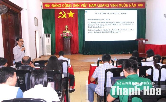 Báo cáo viên của Ủy ban Tiêu chuẩn Đo lường Chất lượng Quốc gia truyền đạt những quy định mới trong quá trình triển khai thực hiện.