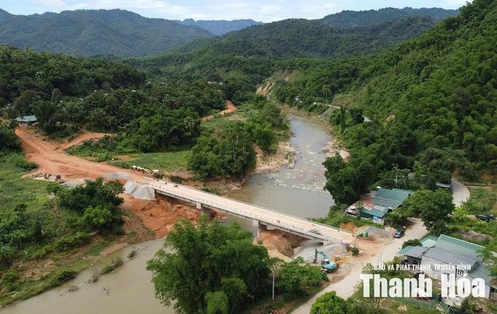 Công trình cầu bản Bơn, xã Mường Mìn đang được đẩy nhanh tiến độ thi công.