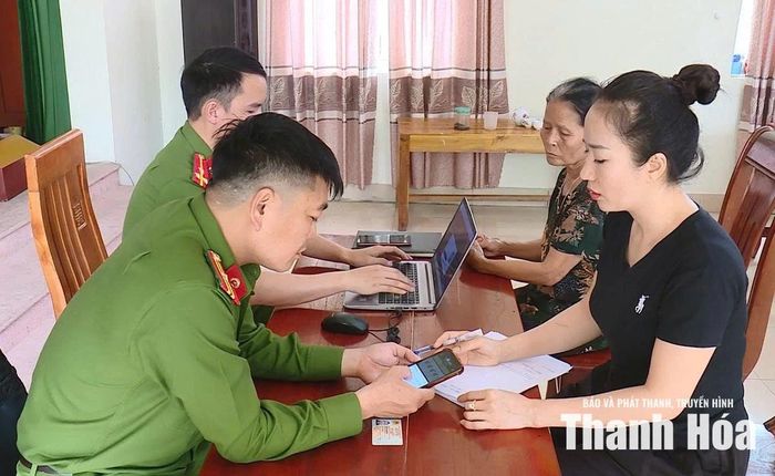 Công an xã Hợp Tiến hỗ trợ người dân thực hiện thủ tục hành chính công trực tuyến tại điểm tiếp dân lưu động.