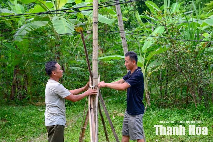 Anh Phạm Bá Khang (bên phải ảnh), người dân bản Chiềng cho biết, vào những ngày mưa bão, điện thường xuyên chập chờn. Nhiều đoạn dây điện chùng xuống sát mặt đất, gây tâm lý bất an.