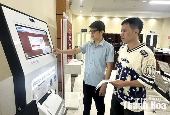 Công chức Trung tâm Phục vụ hành chính công tỉnh hướng dẫn người dân thực hiện thủ tục hành chính.