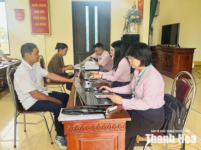 Giải ngân tín dụng chính sách tại điểm giao dịch xã Thọ Phú.