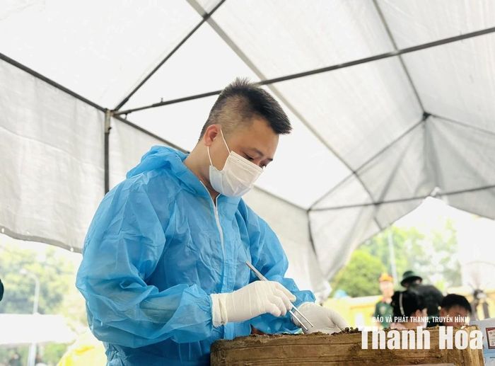 Bác sĩ Lê Văn Bằng, 37 tuổi, Trung tâm Pháp y và Giám định y khoa tỉnh Thanh Hóa đang đánh giá chất lượng, lựa chọn vị trí lấy mẫu sinh phẩm hài cốt liệt sĩ chưa xác định được thông tin.