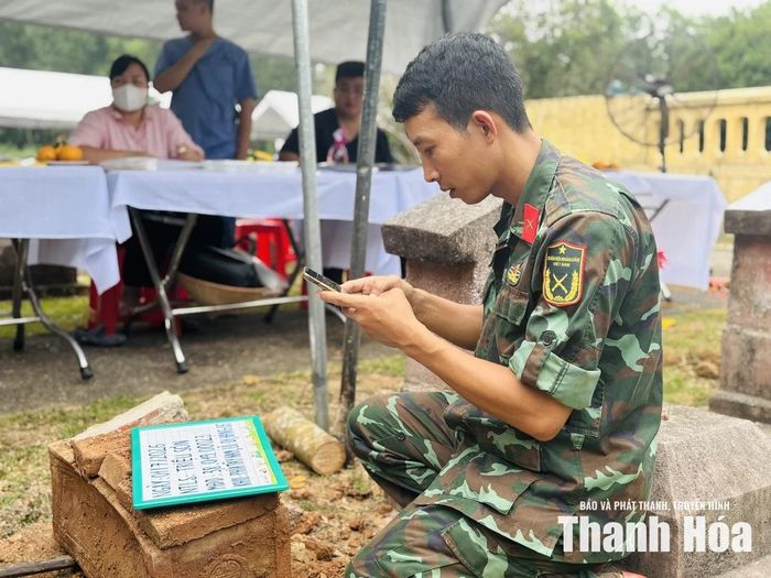 Thiếu tá, quân nhân chuyên nghiệp Phạm Văn Long (36 tuổi), Đội quy tập hài cốt quân tình nguyện và chuyên gia Việt Nam hy sinh tại Lào (Bộ Chỉ huy Quân sự tỉnh Thanh Hóa) tiến hành số hóa thông tin phần mộ liệt sĩ.
