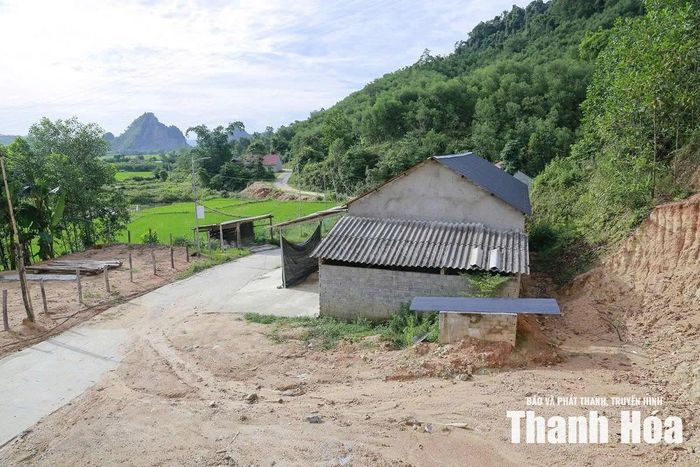 Hộ dân thôn Tân Hùng, xã Thanh Phong sinh sống bên chân đồi, nguy cơ cao bị sạt lở trong mùa mưa bão.