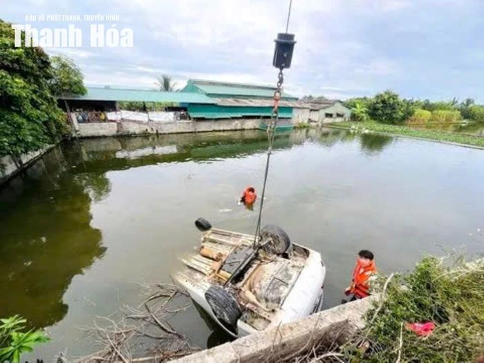 Lực lượng chức năng trục vớt xe ô tô.