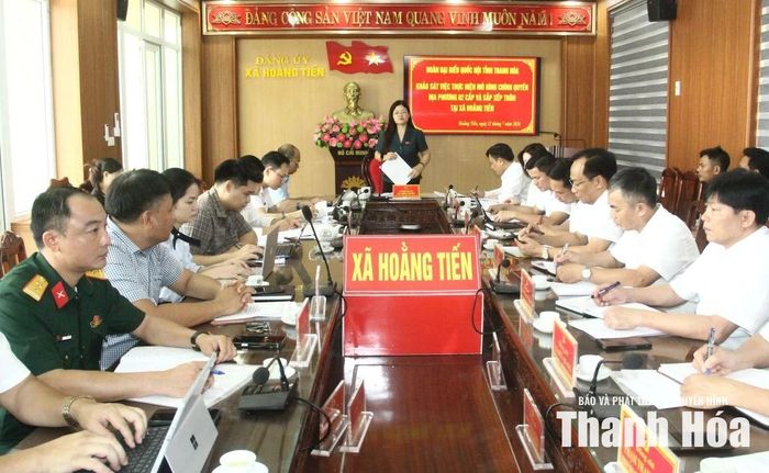 Đoàn khảo sát làm việc với Ban Thường vụ Đảng ủy xã Hoằng Tiến.