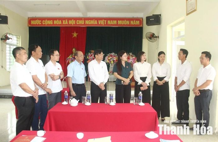 Đoàn khảo sát thực hiện việc khảo sát thực tế tại thôn Văn Phong.