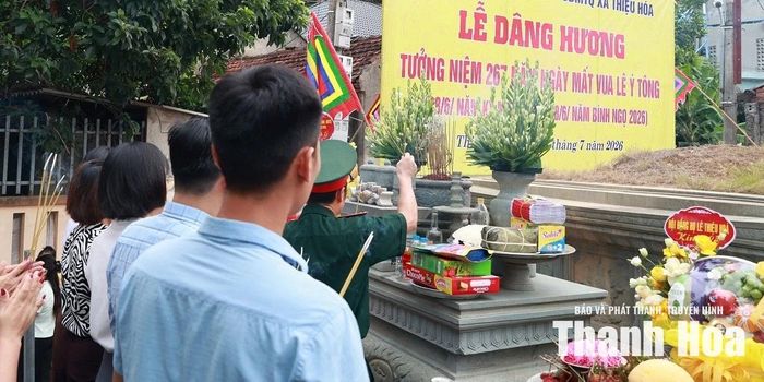 Đông đảo Nhân dân dâng hương tưởng niệm 267 năm ngày mất Hoàng đế Lê Ý Tông.
