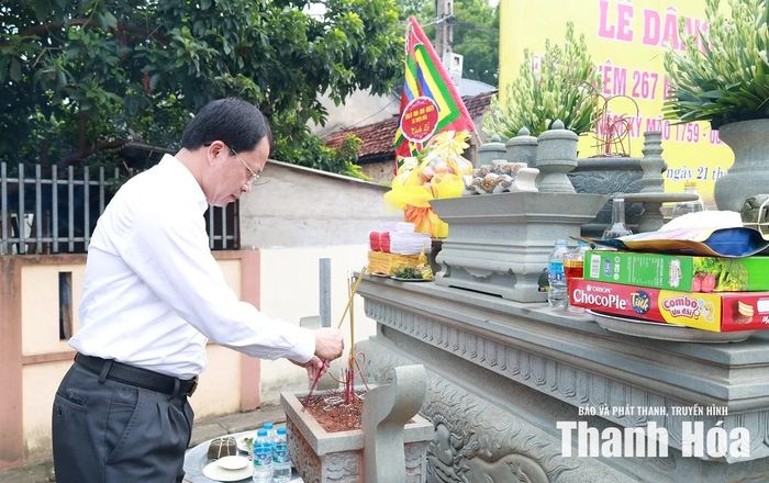 Bí thư Đảng ủy, Chủ tịch HĐND xã Thiệu Hóa Nguyễn Trọng Trang dâng hương tưởng niệm Hoàng đế Lê Ý Tông.
