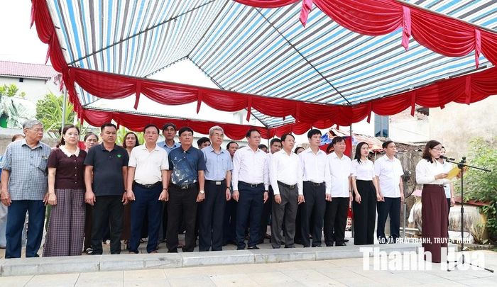 Các đại biểu dâng hương tưởng niệm 267 năm ngày mất Hoàng đế Lê Ý Tông.