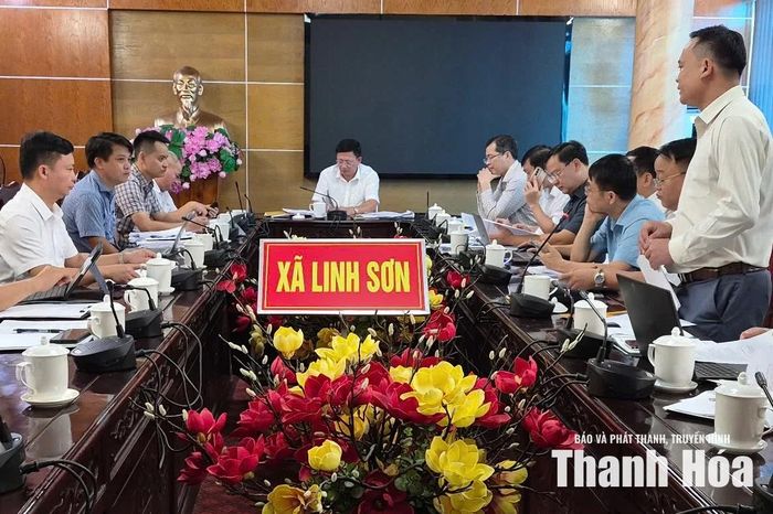 Đoàn kiểm tra làm việc với lãnh đạo 6 xã.