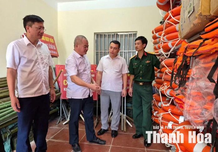 Đoàn kiểm tra công tác chuẩn bị vật tư, thiết bị phòng chống thiên tai tại xã Linh Sơn.