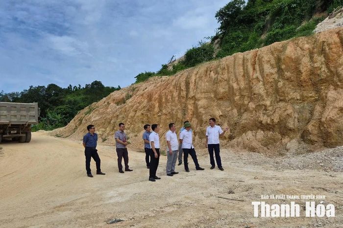 Đoàn kiểm tra công tác phòng chống thiên tai tại đồi Phòng Không, xã Linh Sơn.