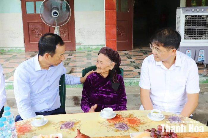 Phó Chủ tịch UBND tỉnh Lê Quang Hùng thăm hỏi Mẹ Việt Nam Anh hùng Lê Thị Kính.