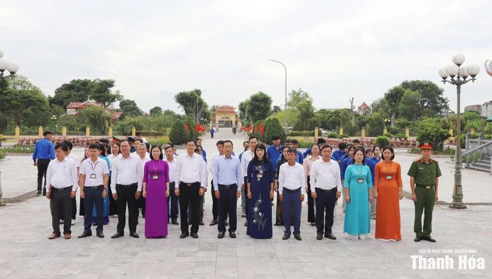 Đoàn công tác tri ân các Anh hùng liệt sĩ tại Nghĩa trang liệt sĩ Quảng Xương.