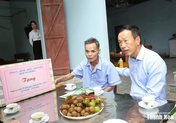 Phó Chủ tịch UBND tỉnh Lê Quang Hùng thăm hỏi, tặng quà bệnh binh Hoàng Ngọc Tốn.