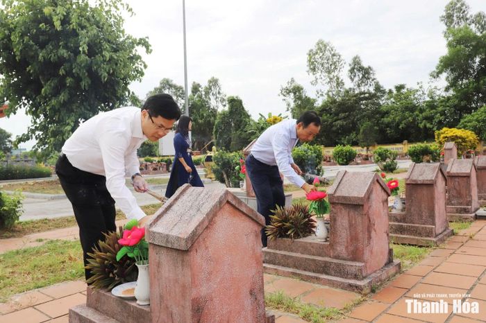 Các thành viên đoàn công tác dâng hương lên từng phần mộ liệt sĩ.
