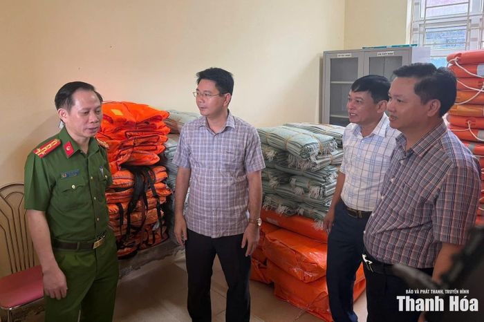 Đoàn công tác kiểm tra kho vật tư phòng, chống thiên tai tại phường Ngọc Sơn.