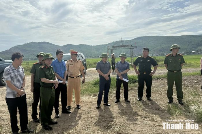Đoàn công tác kiểm tra trọng điểm đê xung yếu tả sông Thị Long tại xã Các Sơn.