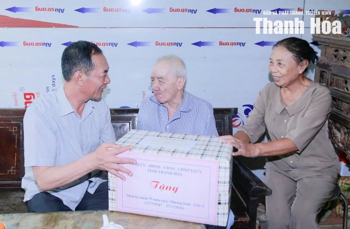 Phó Bí thư Tỉnh ủy Trịnh Tuấn Sinh tặng quà cho gia đình thương binh Lê Đức Thuấn.