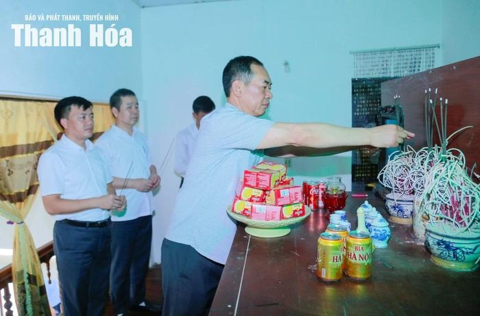 Phó Bí thư Tỉnh ủy Trịnh Tuấn Sinh thắp hương tưởng nhớ Liệt sĩ Đỗ Xuân Lượt.
