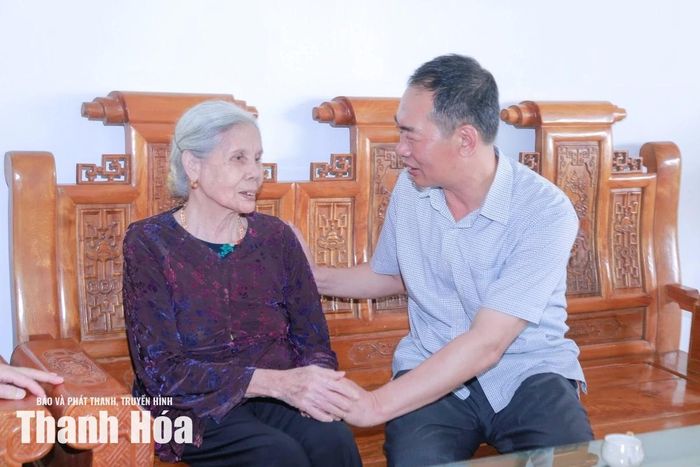 Phó Bí thư Tỉnh ủy Trịnh Tuấn Sinh thăm hỏi bà Lê Thị Dóc.