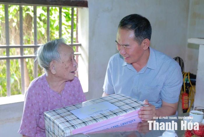 Phó Bí thư Tỉnh ủy Trịnh Tuấn Sinh tặng quà cho bà Lê Thị Duyên.