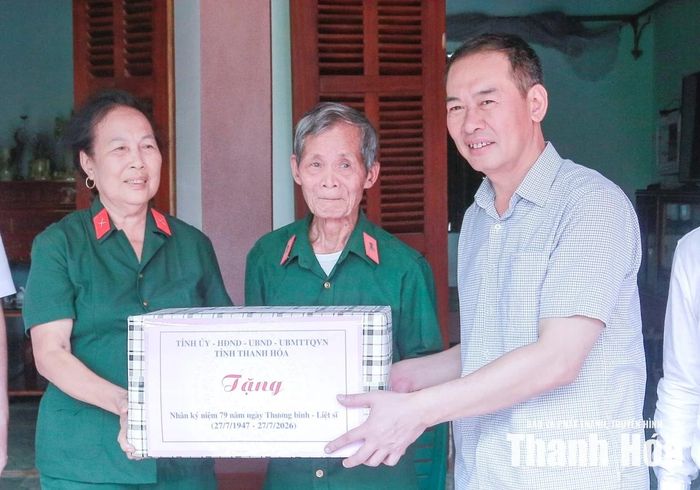 Phó Bí thư Tỉnh ủy Trịnh Tuấn Sinh thăm, tặng quà cho gia đình thương binh Nguyễn Văn Hải.