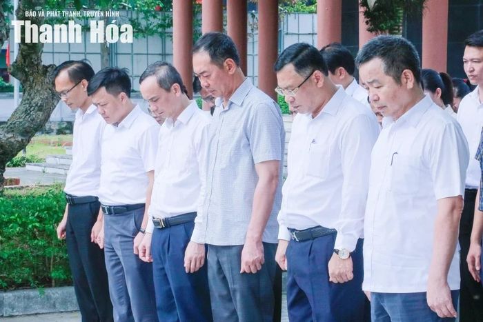 Phó Bí thư Tỉnh ủy Trịnh Tuấn Sinh cùng đoàn công tác mặc niệm tưởng nhớ các Anh hùng Liệt sĩ.