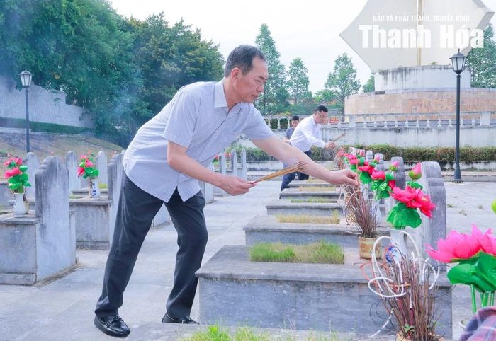 Phó Bí thư Tỉnh ủy Trịnh Tuấn Sinh thắp hương lên các phần mộ Liệt sĩ.