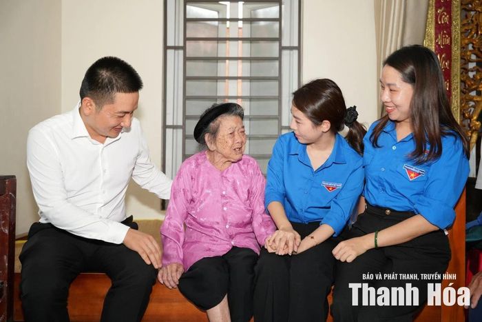 Bí thư Tỉnh đoàn Lê Ngọc Ánh cùng các thành viên đoàn thăm hỏi Mẹ Việt Nam Anh hùng Lê Thị Hừu.