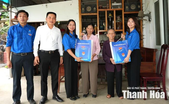Đoàn công tác tặng quà cho các gia đình chính sách.
