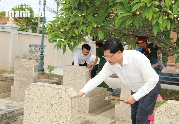 Phó Chủ tịch Thường trực UBND tỉnh Mai Xuân Liêm thắp hương lên từng mộ phần liệt sĩ.