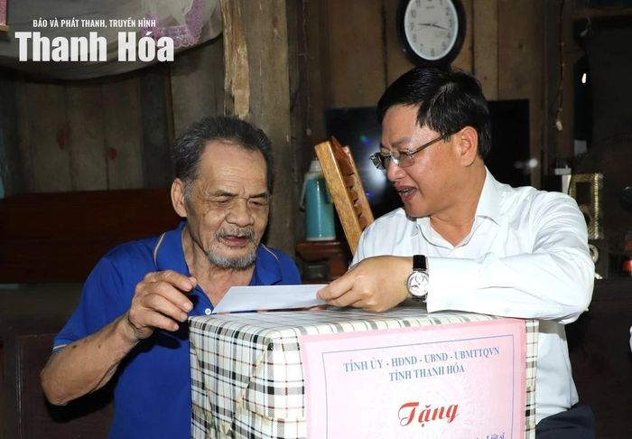 Phó Chủ tịch Thường trực UBND tỉnh Mai Xuân Liêm thăm hỏi, tặng quà cho thương binh Vũ Đức Thuẫn.
