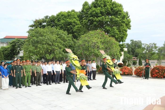 Đoàn đại biểu Tỉnh ủy, HĐND, UBND, Ủy ban MTTQ tỉnh và xã Vĩnh Lộc dâng hoa viếng Anh hùng liệt sĩ.