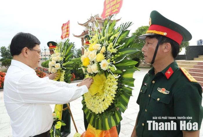 Phó Chủ tịch Thường trực UBND tỉnh Mai Xuân Liêm chỉnh trang vòng hoa trước khi viếng các Anh hùng liệt sĩ tại Nghĩa trang liệt sĩ Vĩnh Lộc.