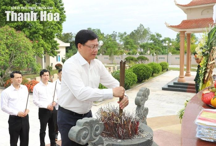 Phó Chủ tịch Thường trực UBND tỉnh Mai Xuân Liêm dâng hương tri ân các Anh hùng liệt sĩ.