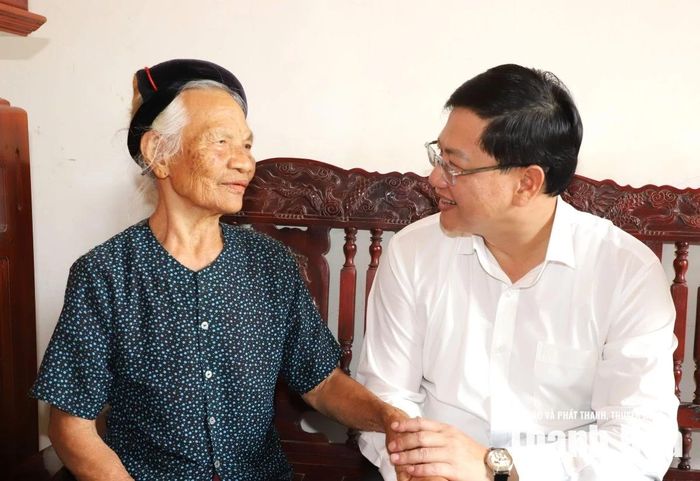 Phó Chủ tịch Thường trực UBND tỉnh Mai Xuân Liêm thăm hỏi bà Lê Thị Sỹ.