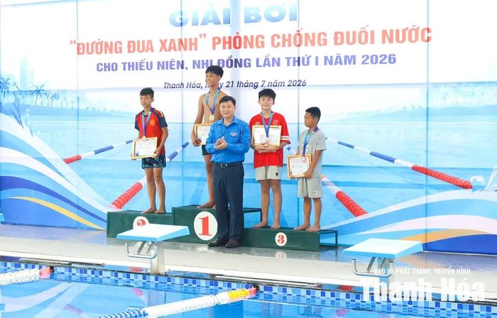 Ban Tổ chức trao huy chương cho các VĐV giành thứ hạng cao tại các nội dung thi đấu.