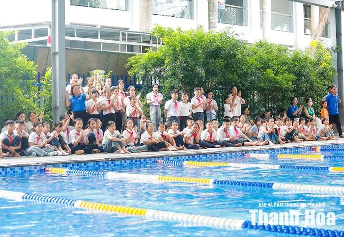Phụ huynh và khán giả cổ vũ nhiệt tình cho các VĐV.