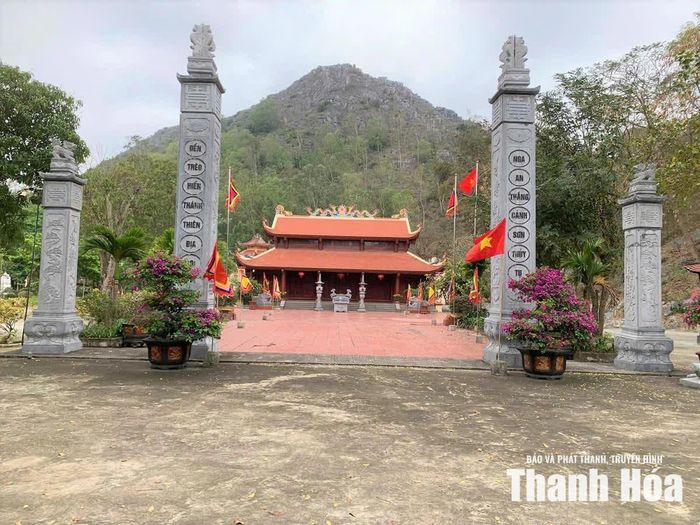Phủ Trèo - nơi sinh hoạt văn hóa tâm linh của Nhân dân.