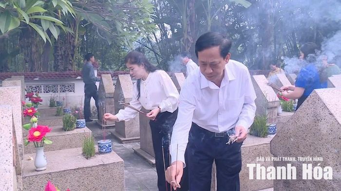 Bí thư Đảng ủy, Chủ tịch HĐND xã Sao Vàng Mai Văn Hải cùng các thành viên trong đoàn thắp hương lên từng phần mộ các Anh hùng liệt sĩ đang yên nghỉ tại Nghĩa trang Liệt sĩ Lang Chánh.
