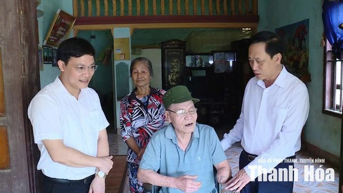 Bí thư Đảng ủy, Chủ tịch HĐND xã Sao Vàng Mai Văn Hải ân cần thăm hỏi thương binh Hà Văn Trân.