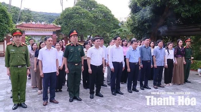 Các đại biểu dâng hoa, dâng hương các Anh hùng liệt sĩ tại Nghĩa trang Liệt sĩ Lang Chánh.